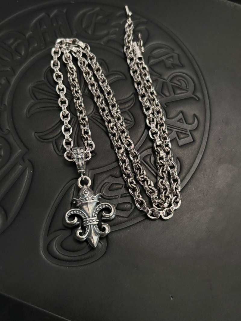 Ch*0me He**ts necklaces